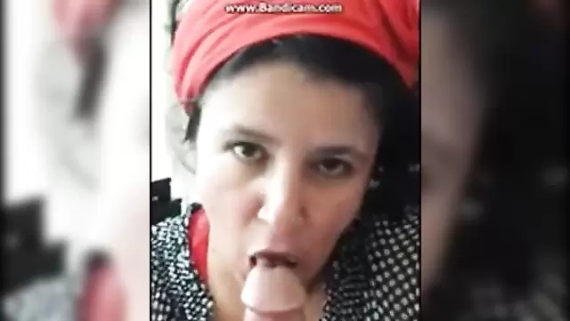 Τουρκάλα σύζυγος του παίρνει πίπα φορώντας μαντήλι.