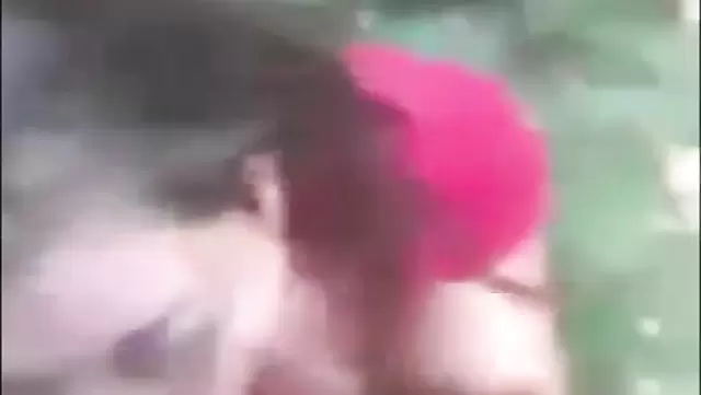 Сучка сосет парню на улице города Денизли