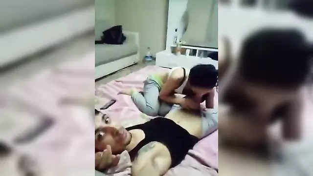 Türkisches Girl willigt ein, vor der Kamera zu blasen.